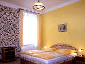 Villa Christiana - apartmán 1 - postele a noční stolky - obývací pokoj